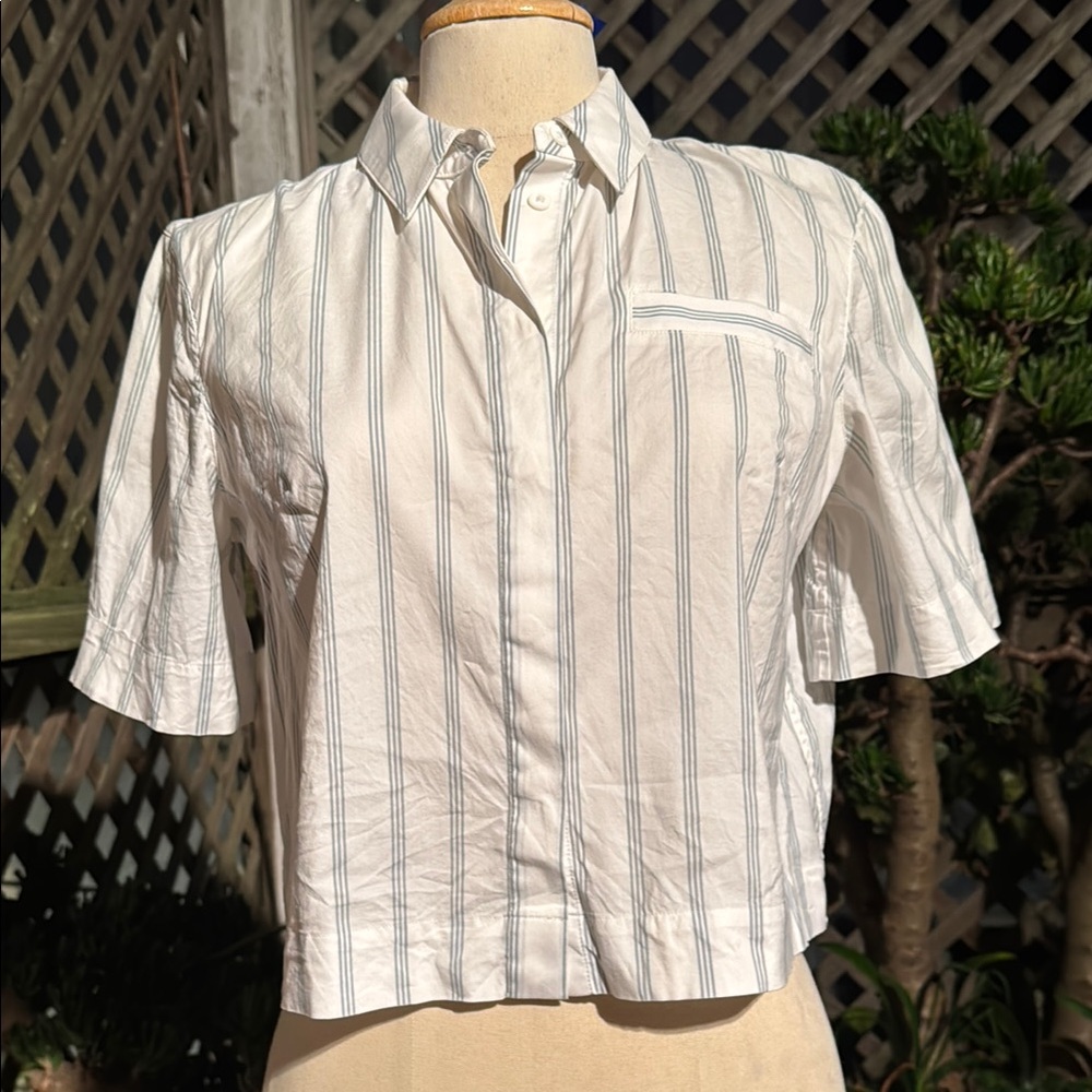 Kit & Ace Cropped Shirt.  Cotton Stretch Blend. Size 4 - Small White/Blue. EUC